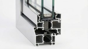 Alüminium profil və şüşə materiallarının detallı görünüşü