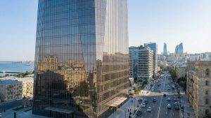 Müasir kommersial binanın alüminium cəbhə sistemi ilə görünüşü