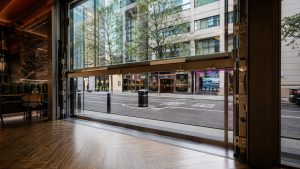 Restoran üçün pergola ilə birləşən motorlu giyotin şüşə sistemi