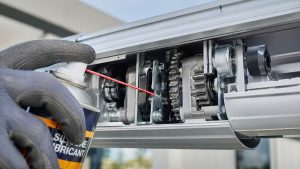 Pergola sisteminin daxili motor və hərəkət mexanizminin xüsusi yağlanması