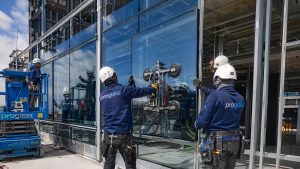 Proglass komandası tərəfindən kommersiya obyektində alüminium cəbhə quraşdırılması