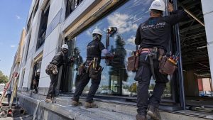 Proglass texniki komandasının kommersiya obyektində izosistem alüminium pəncərə quraşdırması